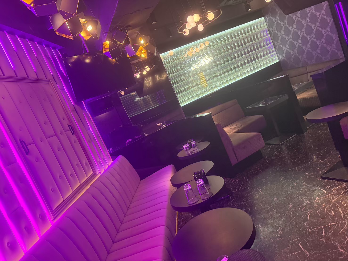 店内 ラウンジ